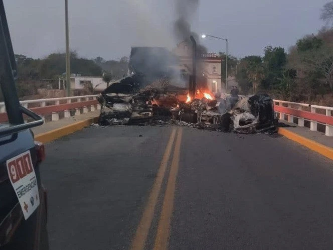 Reportan enfrentamientos y bloqueo carretero en San Ignacio, Sinaloa | FOTOS