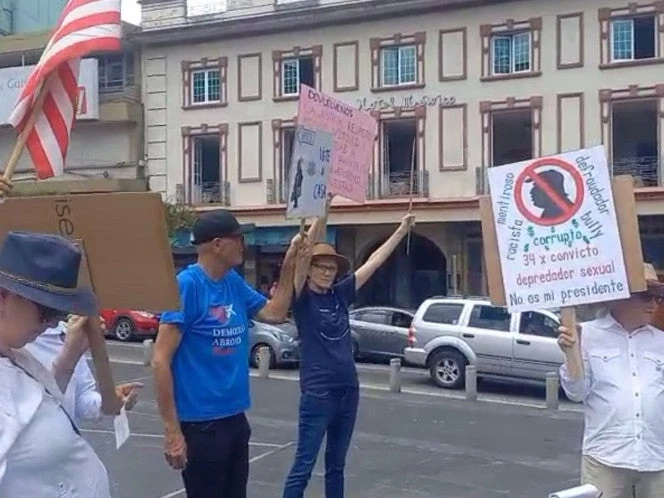 Estadunidenses toman calles de Veracruz para pronunciarse contra Trump