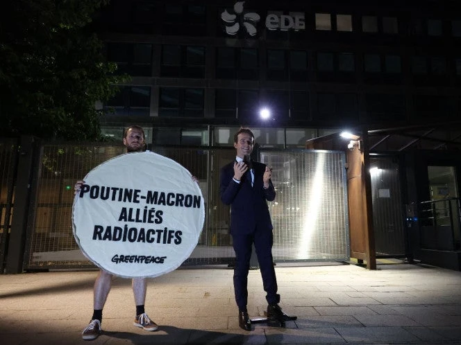 Dos activistas de Greenpeace inculpados en Francia por robo de estatua de cera de Macron