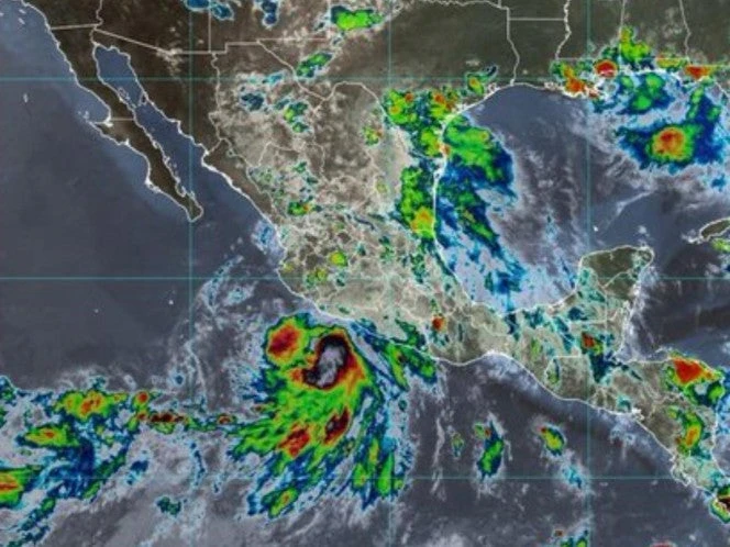 'Flossie' se fortalece a huracán categoría 1 frente a costas de Colima