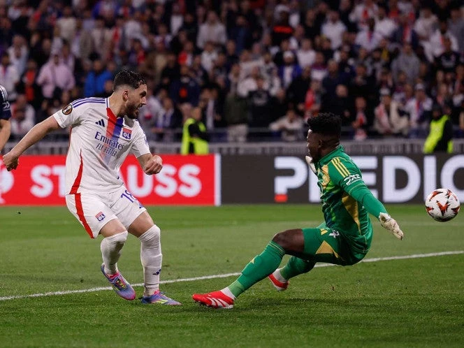 Lyon arranca agónico empate al Manchester United