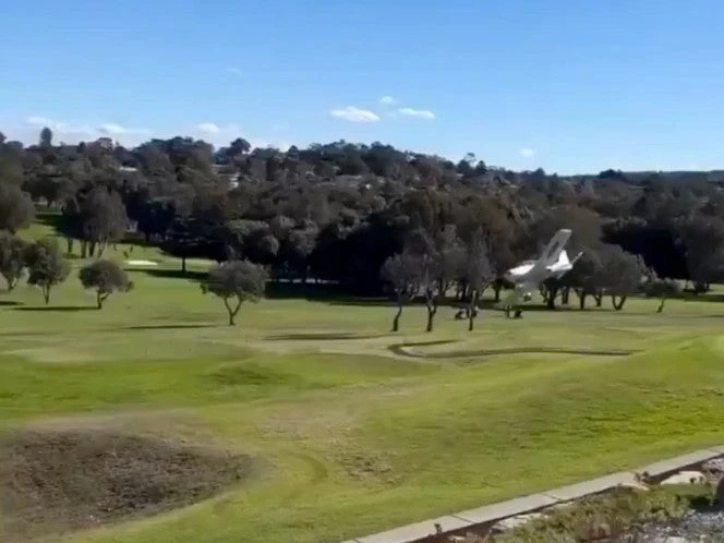 Avioneta caía en picada y milagrosamente ¡termina deslizándose en un campo de golf!