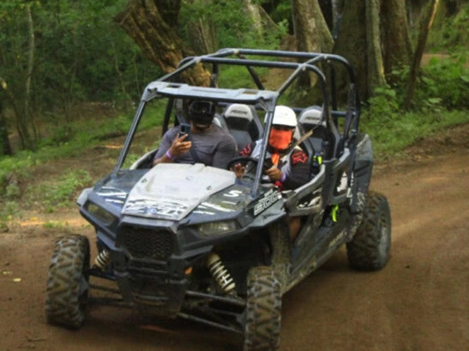 Conductor de RZR muere tras caer a barranco en NL; acompañante resultó herido