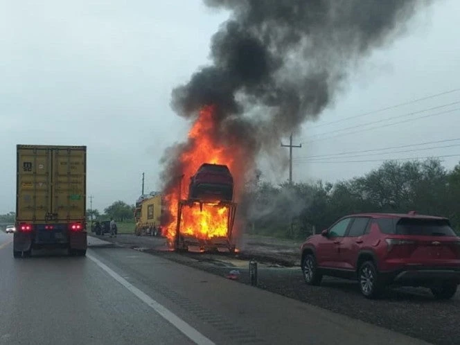 Arde nodriza con camionetas nuevas al sur de Tamaulipas