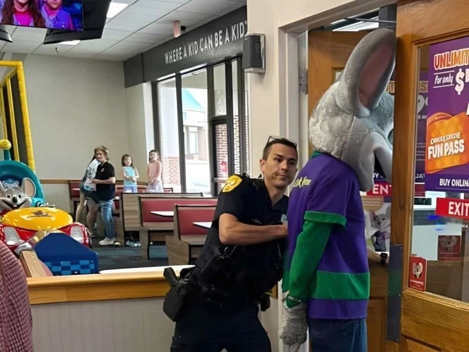 Arrestan a empleado disfrazado de Chuck E. Cheese... por usar una tarjeta robada