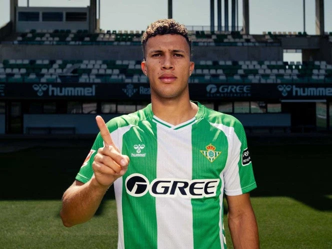 Betis presenta a Nelson Deossa al estilo Coldplay