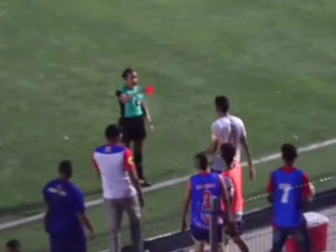 Jugador agredió a árbitra; intentó responder