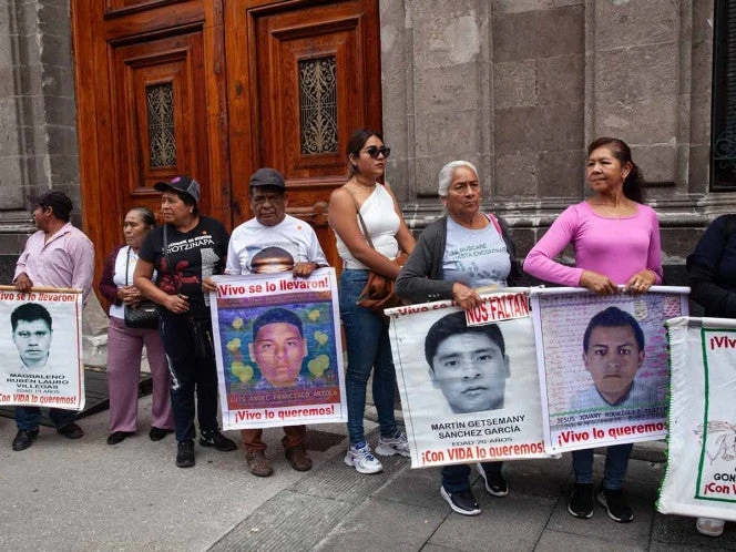 Llegan padres de normalistas desaparecidos a Palacio Nacional