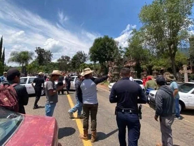 Bloquean carretera en Michoacán por desaparición de abuelito