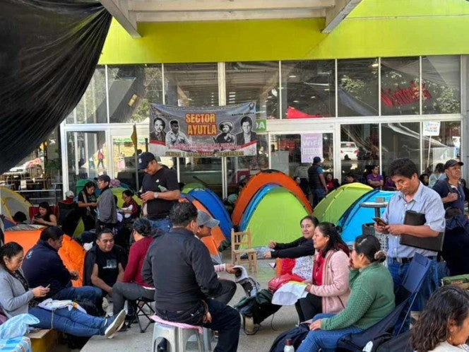 Sección 22 del SNTE bloquea casetas, tiendas y vialidades en ocho regiones de Oaxaca