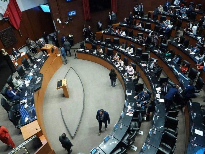 Senado avala permitir que funcionarios de CFE, Pemex y SAT porten armas