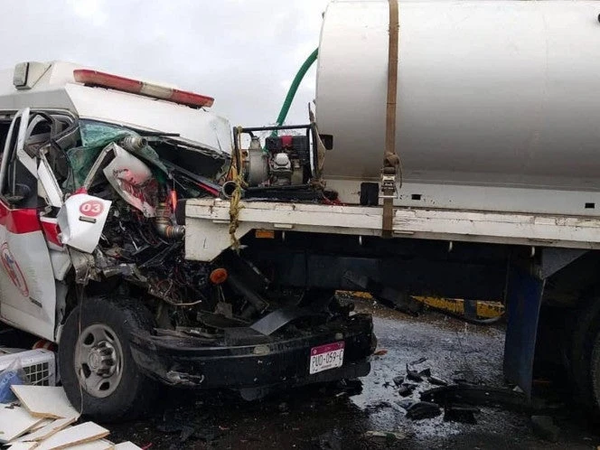 Impacto mortal; paramédicos y paciente mueren a bordo de ambulancia