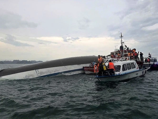 Barco turístico vuelca en una bahía de Vietnam y deja 34 muertos