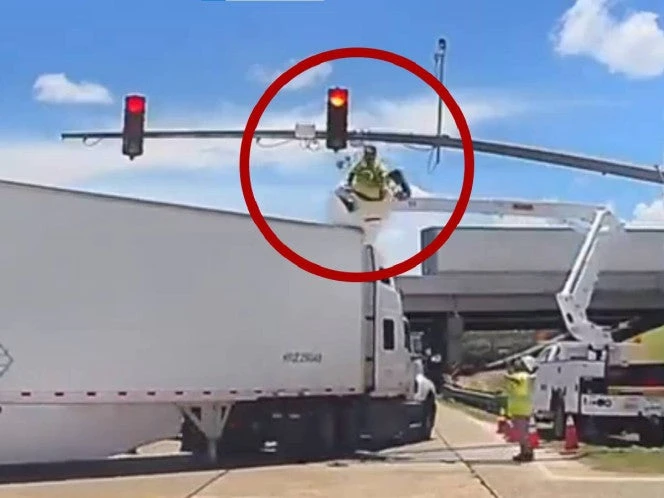 VIDEO | Tráiler choca contra una grúa con un trabajador a bordo
