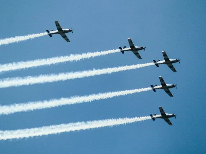 Águilas Aztecas de la Fuerza Aérea cubren el cielo de Guaymas
