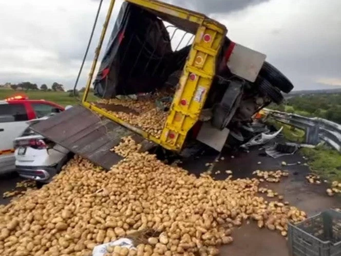 Rapiñan tráiler cargado con papas a pesar de una persona muerta tras accidente