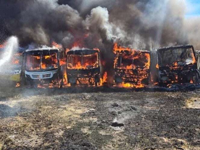 Incendio consume autobuses en pensión de Hidalgo