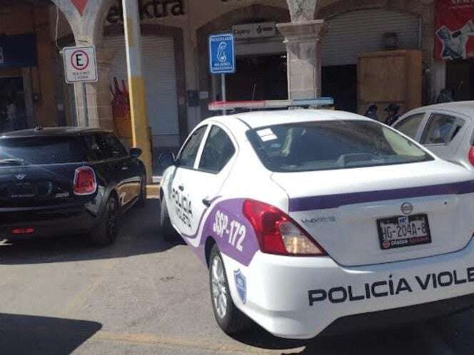 Policía es multado por estacionarse en espacio reservado para mujeres embarazadas 