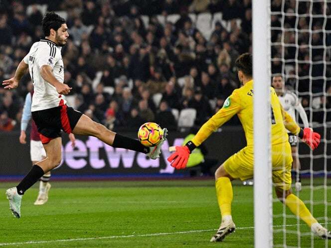 ¡Edson Álvarez vence a Raúl Jiménez en partidazo de Premier League!