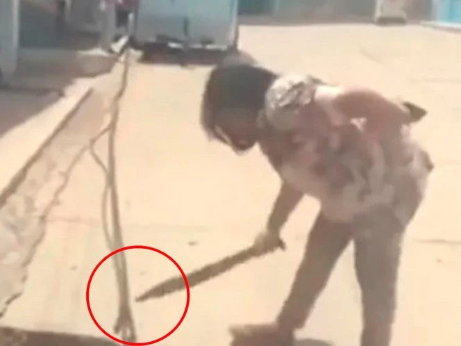 VIDEO| Con machete en mano, mujer corta mangueras y deja sin agua a su comunidad en Oaxaca