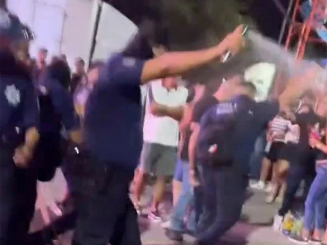 VIDEO | Policías agreden con gas pimienta a jóvenes en concierto de El Gran Silencio