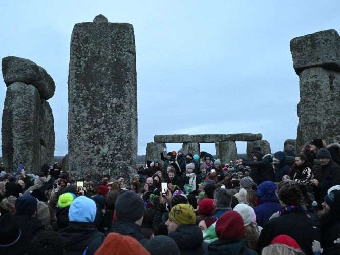 Miles celebran el solsticio de invierno en Stonehenge con rituales ancestrales