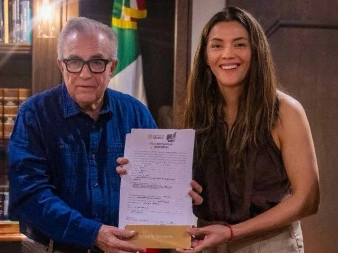 Rubén Rocha entrega título de propiedad a familia de María del Rosario Espinoza