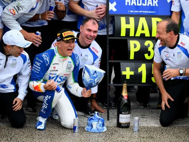 VIDEO: Hadjar rompe su primer trofeo en la F1 y lo parte en dos