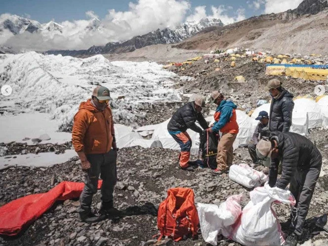 Drones al rescate del Everest: así limpian el 'basurero más alto del mundo'