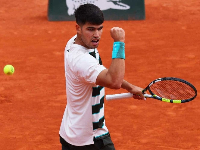 Carlos Alcaraz superó una dura prueba en Roland Garros