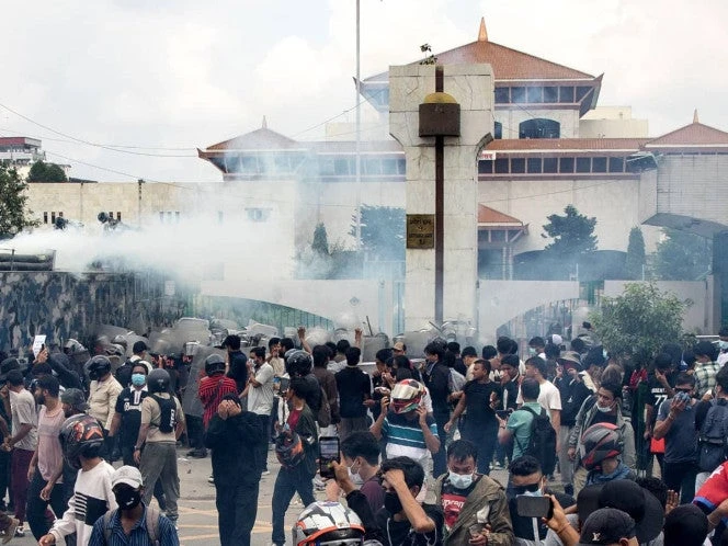 Mueren 19 manifestantes en Nepal por bloqueo a redes y lujos de políticos