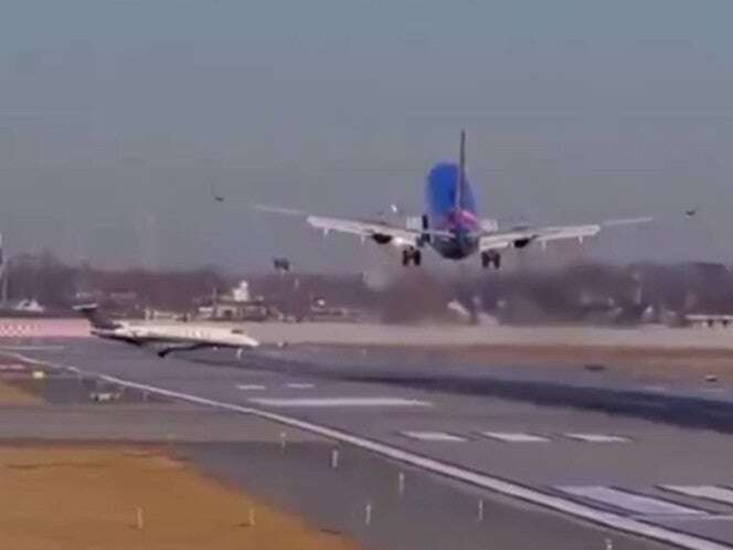 VIDEO: Avión cancela aterrizaje para evitar chocar contra un jet