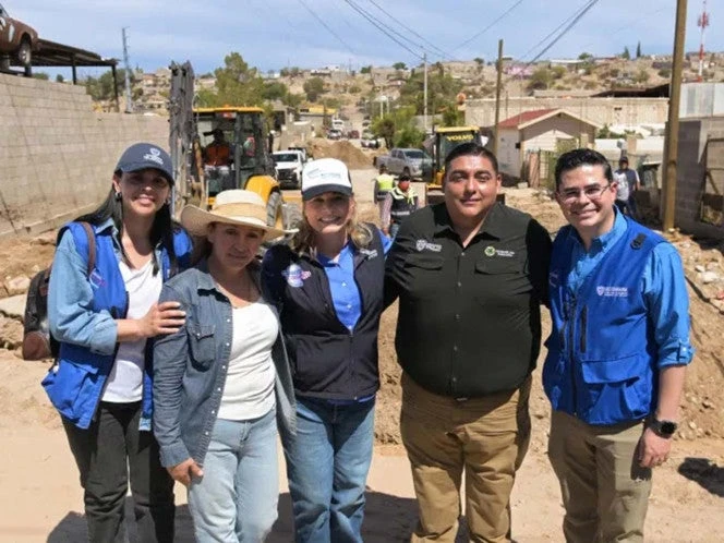 Maru Campos recorre zonas afectadas por fuertes lluvias en Chihuahua