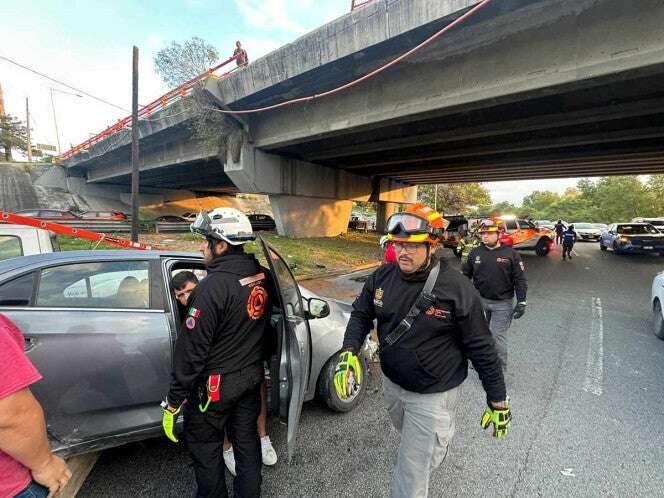 Auto sale volando de puente y cae sobre dos vehículos; 2 lesionados