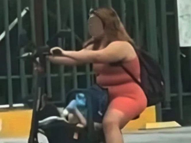 ¡Inconsiente! Mujer traslada a un bebé en scooter | VIDEO