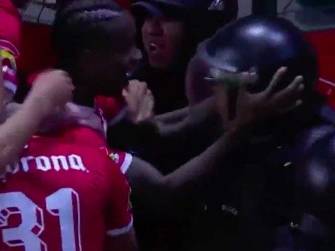 VIDEO: Helinho sacude del casco a policía tras golazo con Toluca