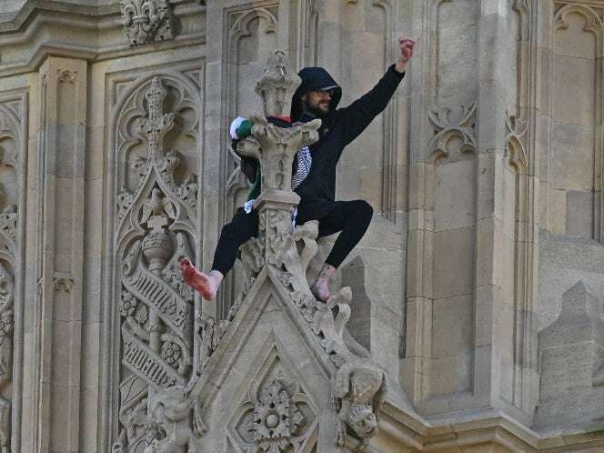 Activista escala el Big Ben de Londres con bandera palestina; permanece horas