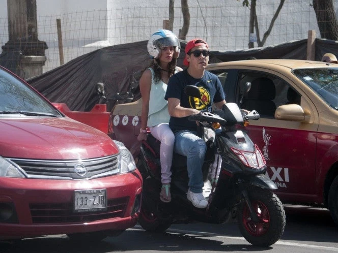 ¿Te pueden multar por no llevar casco como pasajero en moto?