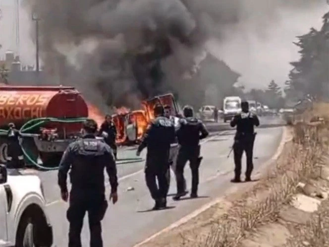 Huachicoleros arrebatan patrulla a policías y la incendian