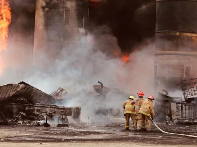 Video: Poderosa explosión e incendio consumen empresa de destilación de diésel