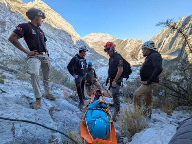 Rescatan a mujer senderista que cayó en La Cueva de la Virgen en NL