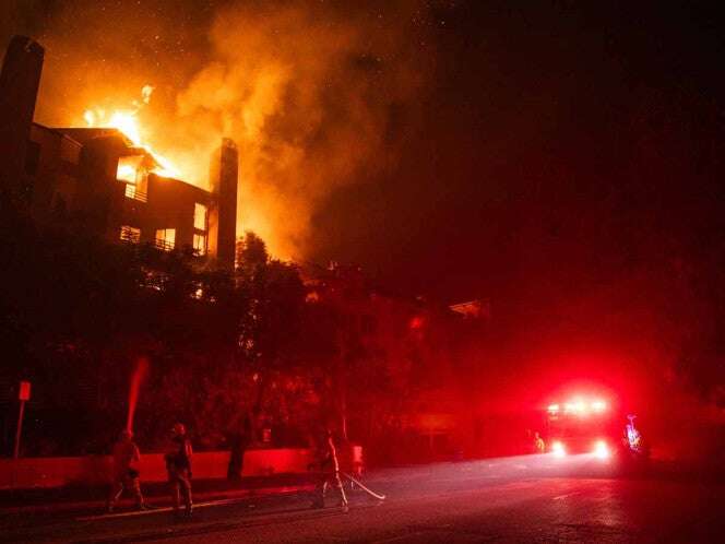 Bomberos mexicanos cruzan la frontera para combatir el fuego en Los Ángeles