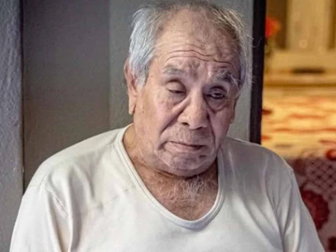 Suben a un abuelito a un taxi y lo abandonan en un hotel de Tijuana; buscan a su familia