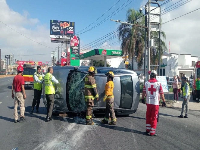 Carambola de cinco autos deja un lesionado en Monterrey