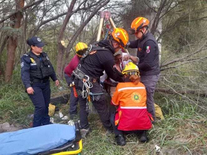 Hombre se pone borracho y cae en pozo; lo rescatan gracias a vecinos 