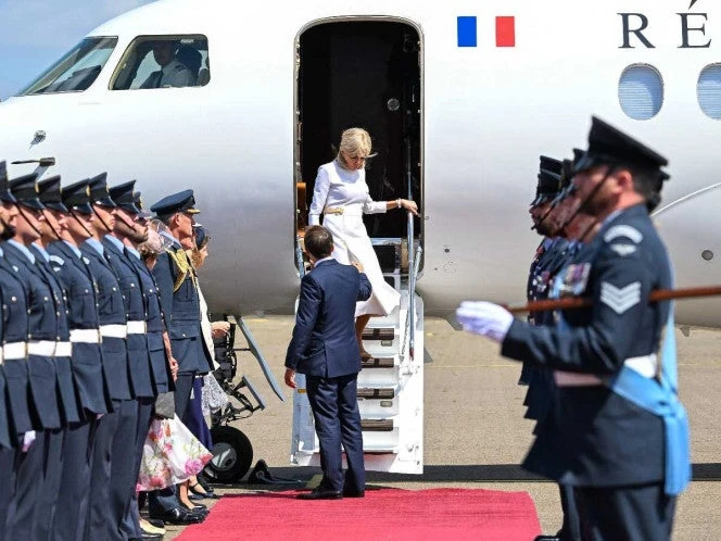 VIDEO: Brigitte Macron ignora a Emmanuel al bajar del avión en Reino Unido