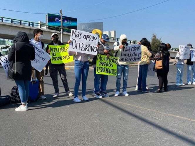 Estudiantes de UPP bloquean carretera en Pachuca; exigen destituir a director