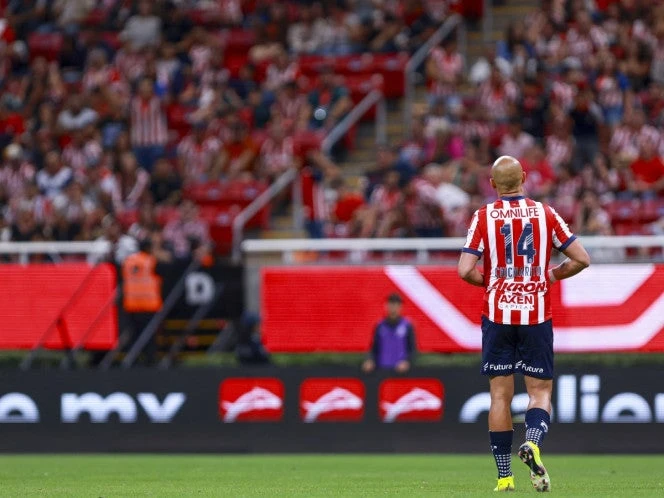 'Chicharito' sigue borrado de Chivas