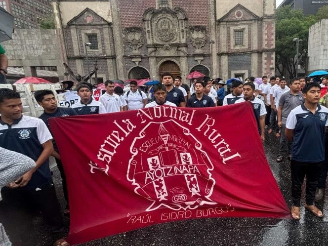 Padres de los 43 de Ayotzinapa se reunirán con Sheinbaum mañana martes