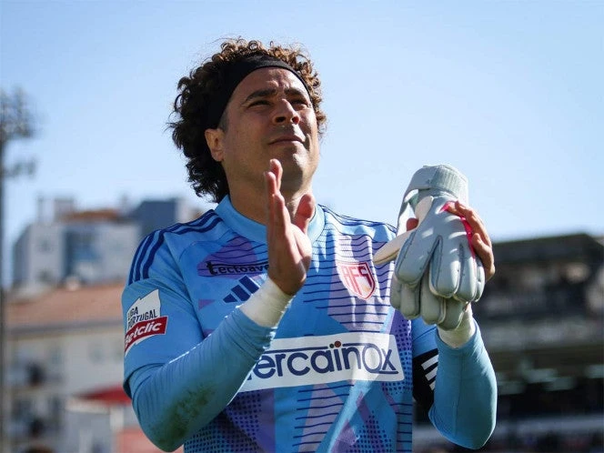 Mandan a la banca a Memo Ochoa; AVS, cerca de salvarse